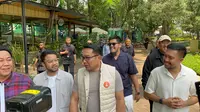 Calon Gubernur (cagub) Jakarta nomor urut 1, Ridwan Kamil (RK), memperoleh dukungan dari pelaku ekonomi kreatif se-Jakarta di Urban Forest, Cipete, Jakarta Selatan, Selasa (15/10/2024). (Liputan6.com/Winda Nelfira)