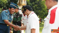 Citizen6, Jakarta: Panglima TNI Agus Suhartono meninjau pelaksanaan latihan Pasukan pengibar bendera pusaka (Paskibraka) Nasional 2011 di Pusat Pemberdayaan Pemuda dan Olah Raga Cibubur Jakarta Timur, Kamis (28/7). (Pengirim: Badarudin Bakri)   