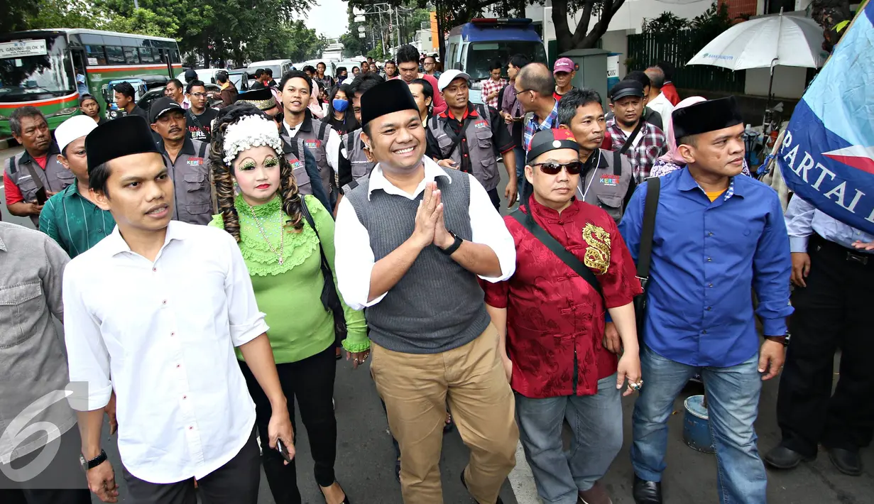 Pengusaha Muhamad Idrus berjalan menuju Kantor DPD Partai Demokrat DKI Jakarta untuk mendaftarkan diri sebagai bakal calon Gubernur DKI Jakara, Rabu (13/4). Muhamad Idrus mengusung tagline 'Jakarta Keren'. (Liputan6.com/Immanuel Antonius)