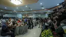 Menteri Pemuda dan Olahraga Republik Indonesia (Menpora RI) periode 2025-2029, Erick Thohir bersama sejumlah mantan Menpora RI berfoto bersama dalam acara serah terima jabatan yang berlangsung di Auditorium Wisma Kemenpora, Senayan, Kamis (18/09/2025). (Bola.com/Bagaskara Lazuardi)