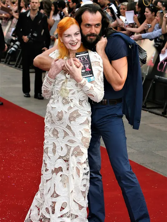 <p>Vivienne Westwood bersama Andreas Kronthaler. Ini adalah acara World Premiere Sex and the City tahun 2008. Foto: Vogue.</p>