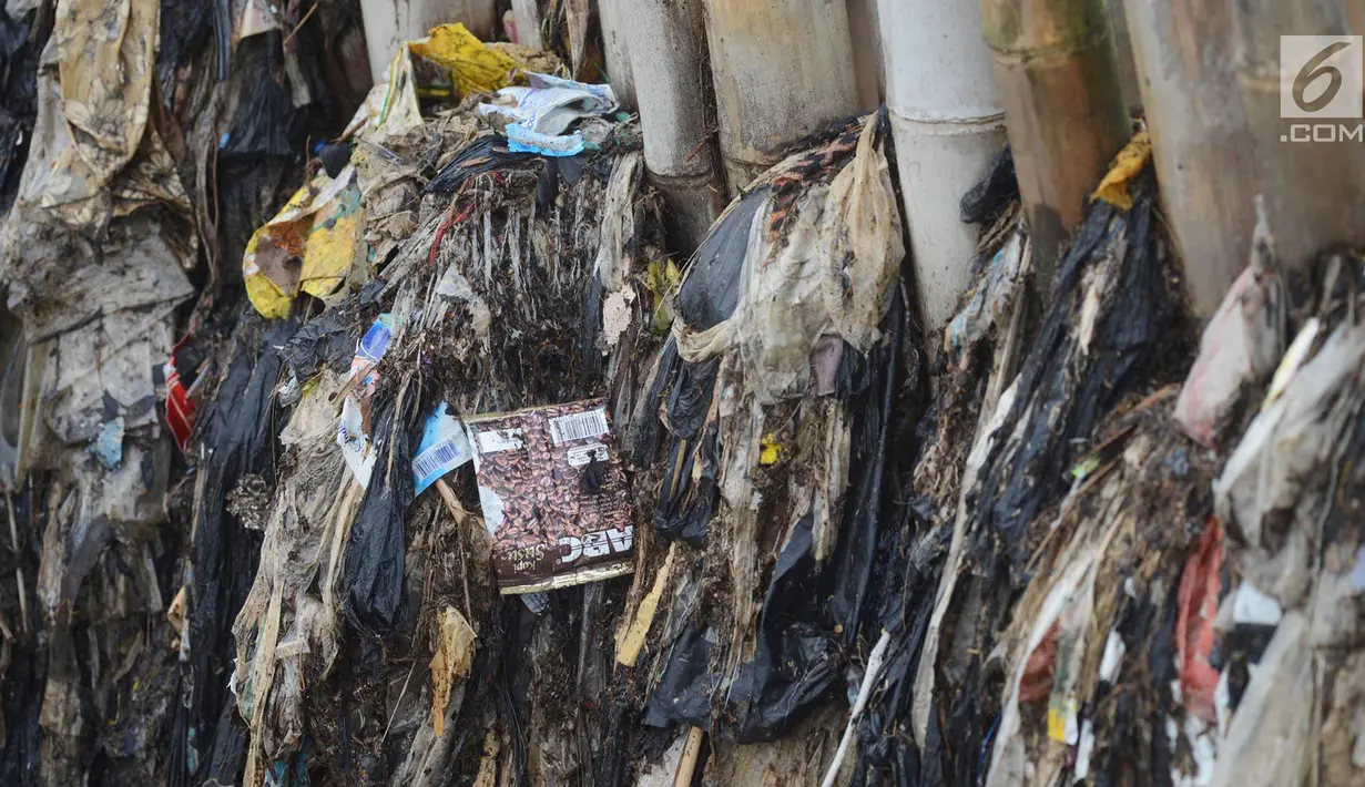Sampah plastik yang menumpuk di kawasan wisata hutan Mangrove Muara Angke, Jakarta, Sabtu (17/3).  Sampah-sampah yang memenuhi bibir pantai tersebut berasal dari aliran sungai dan arus gelombang laut. (Merdeka.com/Imam Buhori)