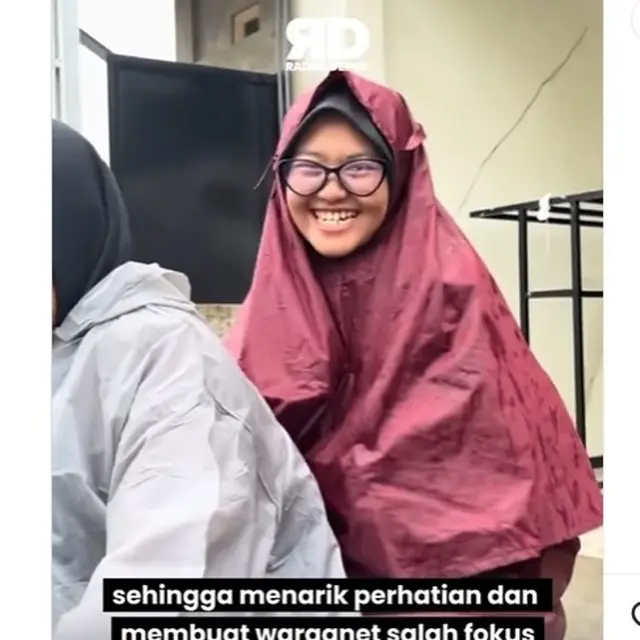 Seorrang Wanita Niat Tampil Modis dengan Jas Hujan, Malah Disangka Pakai Mukena Kekecilan.  foto: (dok.Instagram @radar.depok/https://www.instagram.com/radar.depok/reel/DAS8TfmSyJj/Henry)