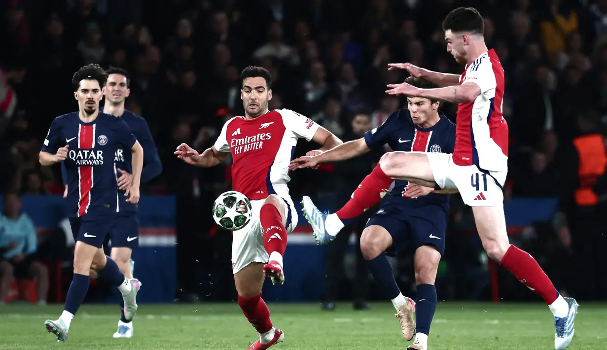Laga kedua tim berlangsung terbuka sejak menit awal pertandingan. Arsenal yang tertinggal agregat 0-1 tampil agresif. (Thibaud MORITZ/AFP)
