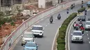 Kendaraan melintas di samping proyek LRT di Jl Rasuna Said, Jakarta, Rabu (1/8). Kereta ringan Jabodebek ini bakal melintasi Cibubur menuju Cawang, Bekasi Timur menuju Cawang, dan Cawang menuju Dukuh Atas. (Liputan6.com/Faizal Fanani)