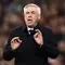 Pelatih Real Madrid, Carlo Ancelotti memberi instruksi saat pertandingan leg pertama semifinal Copa del Rey antara Real Madrid dan Barcelona di Santiago Bernabeu, Madrid pada 2 Maret 2023. Sepanjang kariernya, Ancelotti telah menghabiskan 1,44 miliar euro. Gareth Bale menjadi pembelian termahalnya setelah ditebus seharga 101 juta euro dari Tottenham. Meski begitu, pelatih asal Italia tersebut selalu berhasil mempersembahkan banyak trofi. (AFP/Oscar Del Pozo)