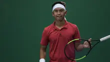 Petenis Indonesia, Christopher Rungkat, bermain dengan raket saat latihan di Lapangan Tenis Pondok Indah, Jakarta, Kamis (19/7/2018). Dirinya merupakan salah satu petenis yang akan turun pada Asian Games XVIII. (Bola.com/Vitalis Yogi Trisna)