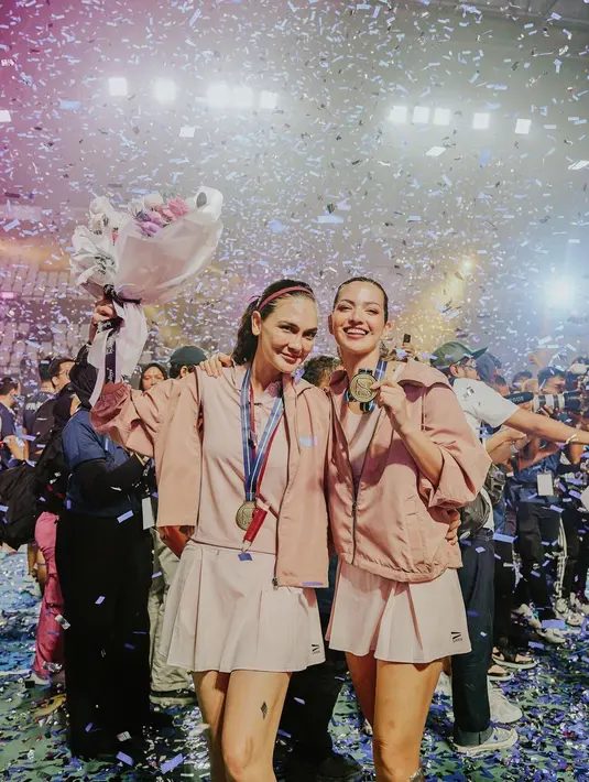 Mereka mengombinasikan penampilan sporty ini dengan jaket parasut yang juga berwarna merah muda. Foto: Instagram.