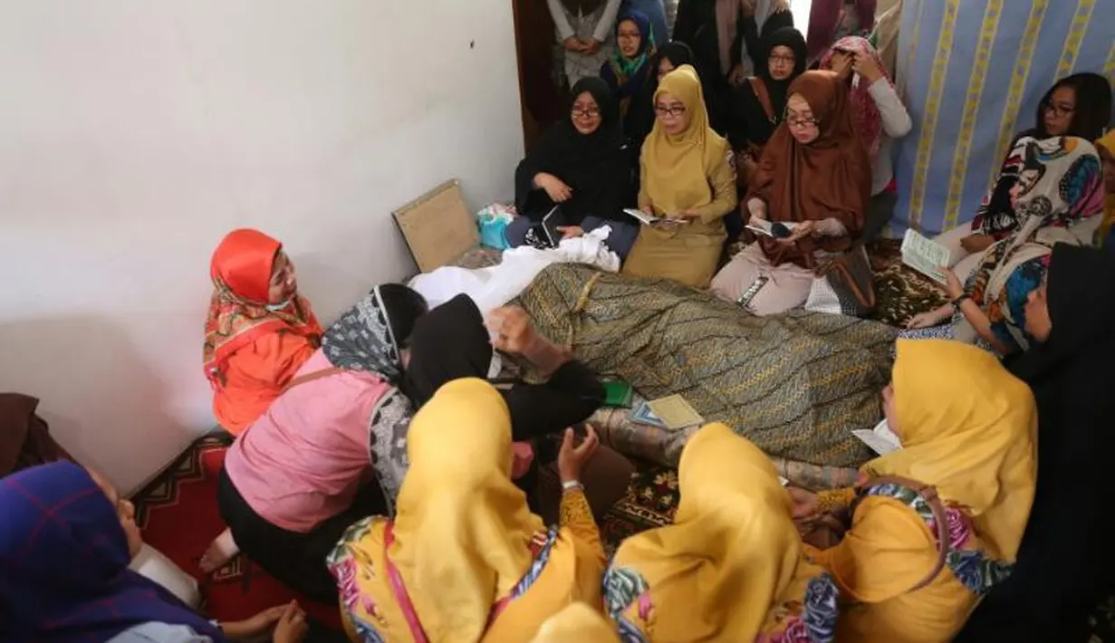 Hilmi sendiri tidak menyadari bahwa permintaan sang istri saat di rawat di Rumah Sakit Cipto Mangunkusumo Sabtu minta pulang sebagai pertanda pulang untuk selama-lamanya. (Nurwahyunan/Bintang.com)