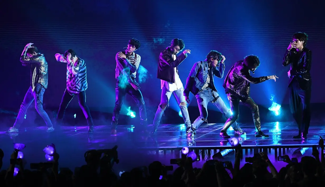 Baru-baru ini BTS menggoyang panggung Billboard Music Awards 2018. Dalam kesempatan itu, BTS menyanyikan lagu andalan dari album terbarunya, Fake Love. (AFP/Kevin Winter/GETTY IMAGES NORTH AMERICA)