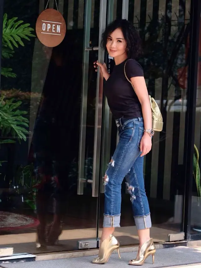 Bak Anak Muda, 6 Gaya OOTD Yuni Shara Ini Curi Perhatian