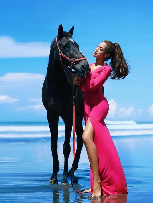 Kini ibu satu anak ini tidak ingin mengungkit tentang masa lalu. Jedar hanya meminta doa yang baik-baik. Menurutnya, jika terus-terusan bicara tentang masa lalu, ia jadi tidak bijaksana dan merugikan diri sendiri. (Instagram/inijedar)