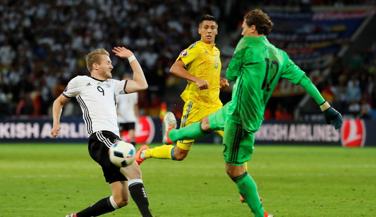 Kiper Ukraina, Andriy Pyatov, membuang bola dari kejaran pemain Jerman, Andre Schurrle, pada laga Grup C Piala Eropa 2016 di Stade Pierre-Mauroy, Senin (13/6/2016) dini hari WIB. (Reuters/Pascal Rossignol)