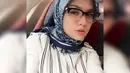 Vicky Shu tampil mempesona saat mengenakan hijab biru bermotif. (Instagram.com/Vickyshu)