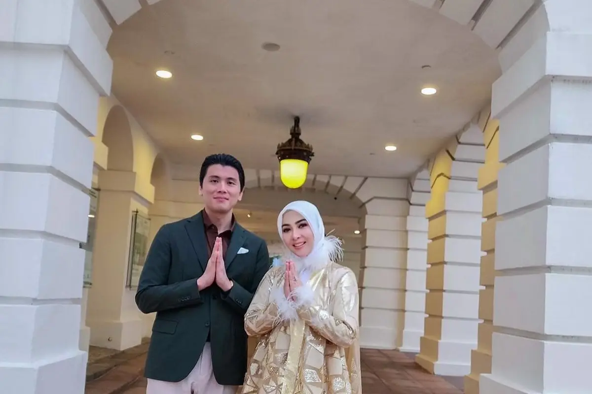 6 Potret Mesra Syahrini dan Reino Barack Rayakan Lebaran Bareng di Singapura