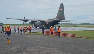 PLN bekerja sama dengan TNI dan Polri untuk mendistribusikan material tersebut ke titik-titik terisolir yang belum dapat dilalui menggunakan kendaraan roda empat. Foto: PLN