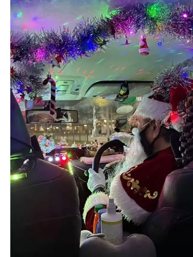Driver Taksi Online Dekorasi Mobilnya dengan Lampu Natal, Pakai Kostum Sinterklas
