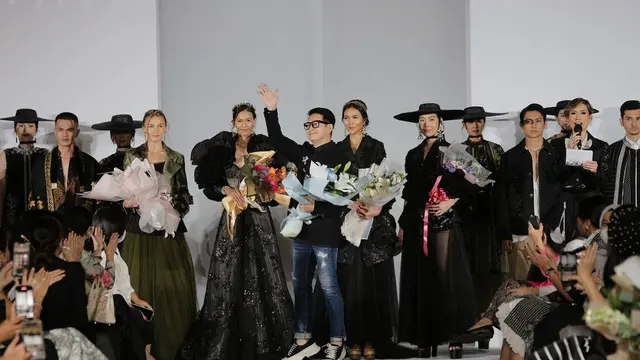 Cerminan Citra Wanita Indonesia Mandiri dalam Koleksi Niti Senja Denny Wirawan