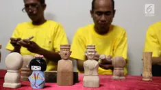 Sejumlah penghuni lapas tengah memebuat boneka kayu dan bidak catur di lapas Kelas IIA Narkotika Jakarta, Cipinang, Jakarta, Sabtu (9/9). Beragam aktivitas dilakukan oleh warga binaan Rutan Cipinang mengisi masa hukumannya. (Liputan6.com/Angga Yuniar)