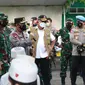 Kapolri Jendral Listyo Sigit Prabowo dan Panglima TNI Marsekal Hadi Tjahjanto saat berdialog dengan warga Kabupaten Bangkalan.