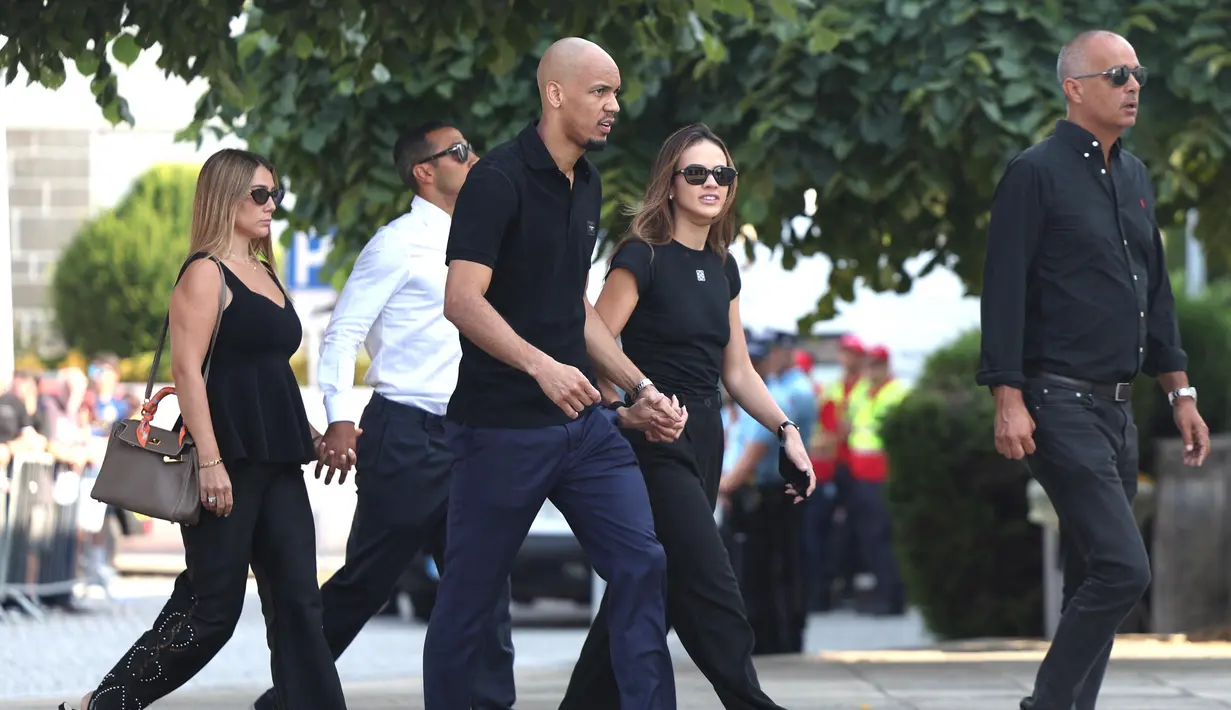 Pemain sepak bola Brasil Fabinho (tengah) tiba di pemakaman penyerang Liverpool asal Portugal Diogo Jota dan saudaranya Andre Silva di Gereja Induk Gondomar, di pinggiran Porto, pada 5 Juli 2025. (FILIPE AMORIM/AFP)