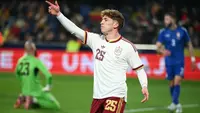 Penyerang Spanyol #25, Victor Munoz Villanueva, merayakan gol ketiga timnya selama pertandingan persahabatan internasional antara Spanyol dan Serbia di Stadion La Ceramica di Vila-real pada 27 Maret 2026. (JOSE JORDAN/AFP)