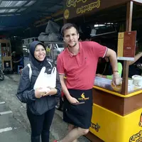 Stuart Collin memang kini sudah jarang tampil di televisi. Ternyata mantan suami Risty Tagor ini sedang sibuk dengan bisnis kuliner yang dirintisnya. (Foto: instagram.com/cbona_mvie)
