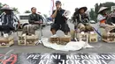 Seorang pria dari Petani Kendeng, Pati yang kakinya disemen berorasi saat menggelar aksi di depan Istana Negara, Jakarta, Selasa (14 /3). (Liputan6.com/Helmi Afandi)