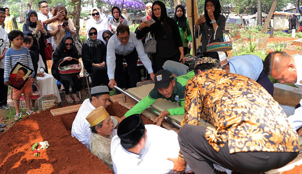 Meski terus bercucuran air mata selama prosesi pemakaman, namun Kiki berusaha untuk ikhlas melepas kepergian ayahandanya itu. Ia merasa sudah melakukan hal yang terbaik sebagai anak untuk ayah tercinta. (Deki Prayoga/Bintang.com)