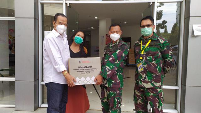 Bertha McCarthy Ikut Serahkan Bantuan APD ke Wisma Atlet