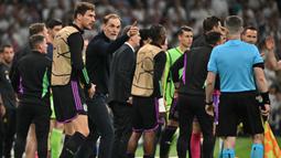 Pelatih kepala Bayern Munchen, Thomas Tuchel bersitegang dengan hakim garis setelah laga leg kedua semifinal Liga Champions 2023/2024 melawan Real Madrid di Santiago Bernabeu, Madrid, Spanyol, Kamis (09/05/2024) WIB. (AFP/Javier Soriano)