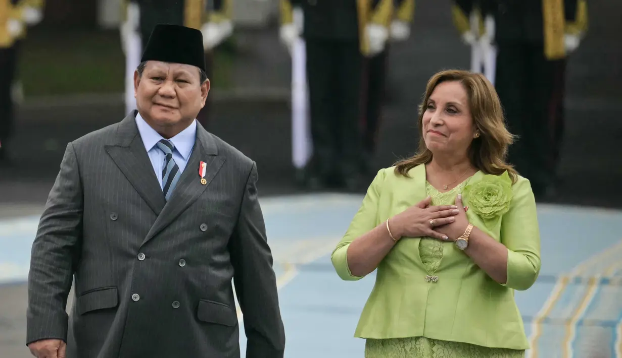 Selanjutnya, Presiden Prabowo Subianto dan Presiden Dina Boluarte mengikuti upacara penyambutan pemimpin negara. Lagu kedua negara dikumandangkan yang diselingi dentuman meriam. (Bay ISMOYO/AFP)
