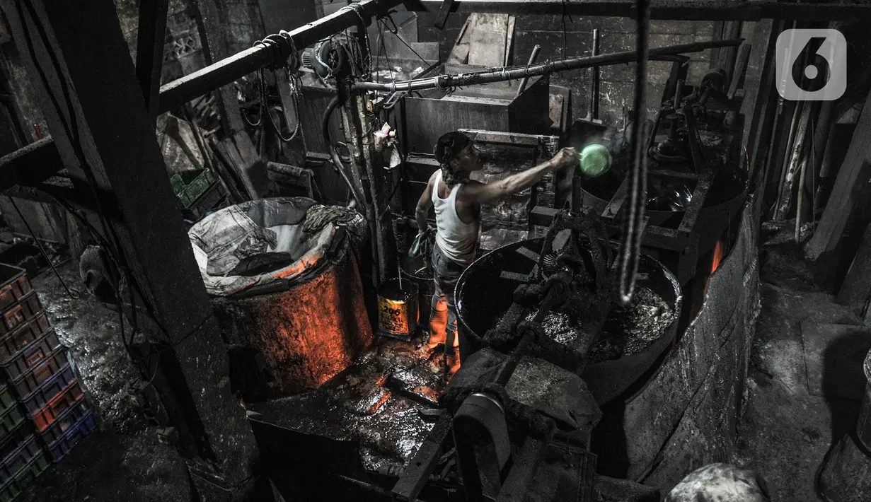 Aktivitas pekerja  menyelesaikan produksi cincau hitam di industri rumahan kawasan Jatinegara, Jakarta Timur, Rabu (14/4/2021). Pandemi Covid-19 serta musim penghujan menyebabkan permintaan cincau hitam di Ibu Kota menurun dibandingkan Ramadhan tahun sebelumnya. (merdeka.com/Iqbal S. Nugroho)