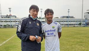 Legenda Persib Bandung, Robby Darwis, berfoto bersama pemain muda Maung Bandung yang memiliki kemiripan nama dengannya, Robi Darwis. (Bola.com/Erwin Snaz)