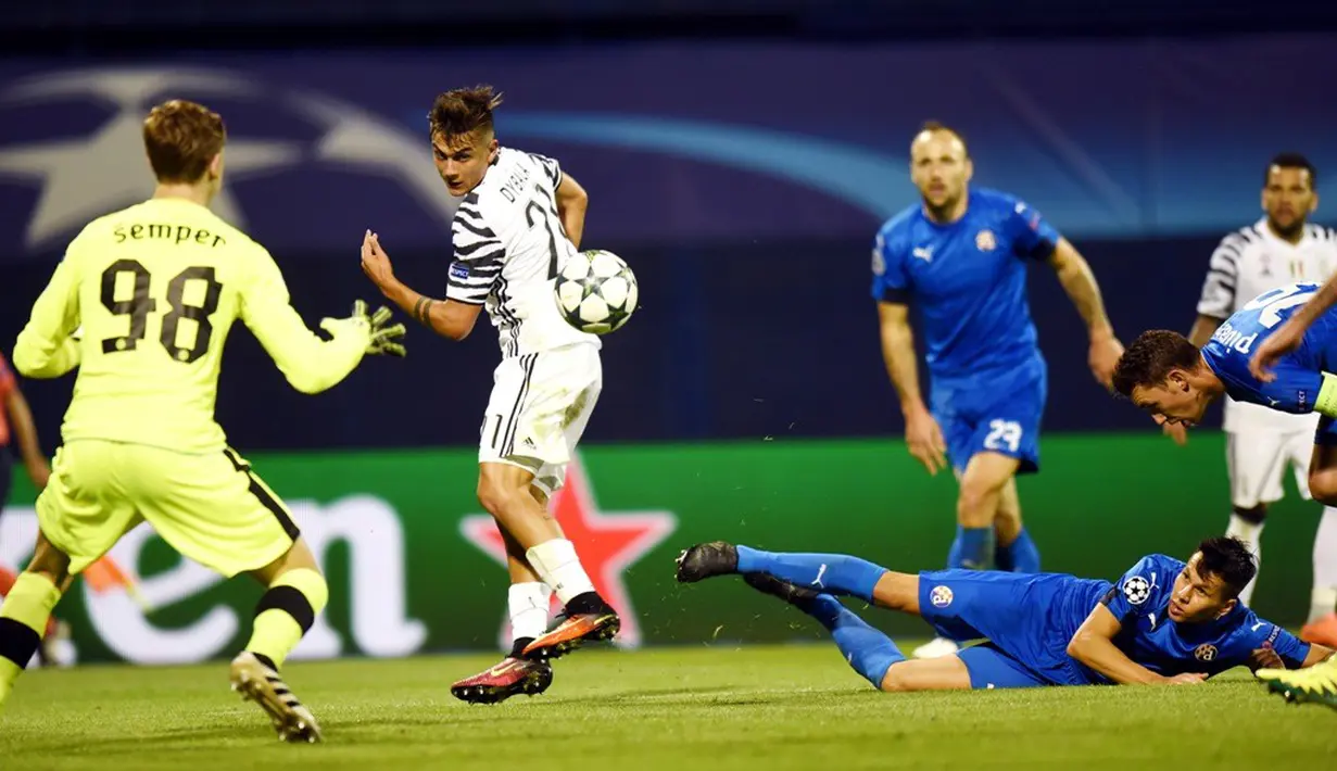 Pemain Juventus, Paulo Dybala, berusaha menaklukkan kiper Dinamo Zagreb dalam laga kedua Grup H Liga Champions di Stadion Maksimir, Rabu (28/9/2016) dini hari WIB. (AFP)