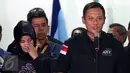 Calon Gubernur Agus Harimurti Yudhoyono didampingi istrinya saat melakukan konferensi pers di Posko Kemenangan AHY-Sylvi di Wisma Proklamasi, Jakarta, Rabu (15/2). (Liputan6.com/Johan Tallo)