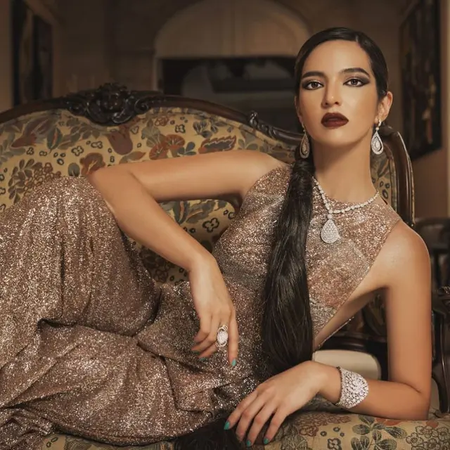 Biasa Natural, Ini 7 Pesona Nia Ramadhani dengan Makeup Tebal