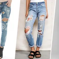 Coba bergaya sedikit berani dengan memakai ripped jeans, yuk.