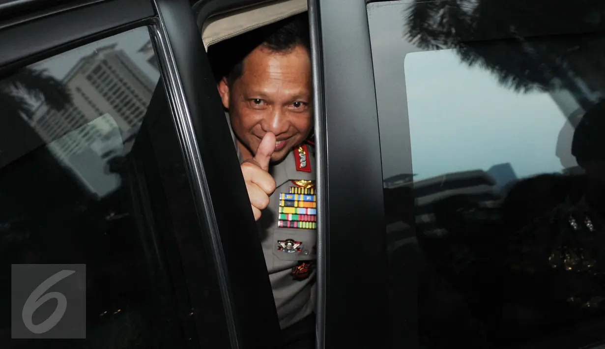 Kapolri  Jenderal (Pol) Tito Karnavian mengacungkan jempol saat memasuki mobil usai berkunjung di Gedung  KPK, (19/8). Dalam kunjungannya Tito  bertemu dan berbicara dengan pimpinan dan penyidik KPK. (Liputan6.com/Helmi Afandi)