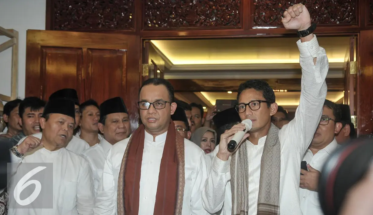 Calon Wakil Gubernur DKI yang diusung Gerindra dan PKS, Sandiaga Salahudin Uno (kanan) memberikan keterangan pers saat deklarasi di kediaman orang tua Ketua Umum Gerindra, Prabowo Subianto, Jakarta, Jumat (23/9).  (Liputan6.com/Yoppy Renato)