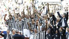 Selebrasi pemain Juventus usai dinobatkan menjadi kampiun Seri A 2013-2014 di Turin, Italia (18/5/2014). (REUTERS/Alessandro Garofalo)