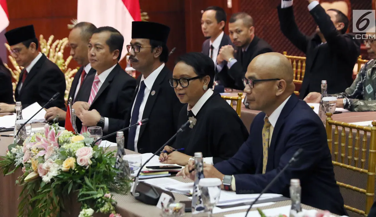 Menteri Luar NegeriRepublik Indonesia, Retno Marsudi (kedua kanan)saat pertemuan bilateral dengan Menteri Luar Negeri Arab Saudi, Adel bin Al-Jubeir di Jakarta, Selasa (23/10). Pertemuan membahas isu strategis. (Liputan6.com/Helmi Fithriansyah)