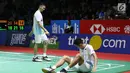 Pebulu tangkis ganda putra Indonesia, Fajar Alfian/M Rian Ardianto terduduk usai jatuh saat melawan Huang Kai Xiang/Liu Cheng (China) di Babak 32 besar Indonesia Open 2019 di Istora Senayan, Jakarta, Rabu (17/7/2019). Fajar/Rian unggul 18-21, 21-14, 21-16. (Liputan6.com/Helmi Fitrhiansyah)