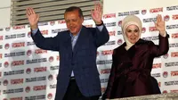 Recep Tayyip Erdogan bersama sang istri. Dia "naik jabatan" dari Perdana Menteri menjadi Presiden (Reuters)