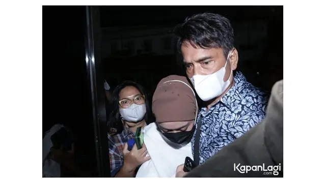 6 Potret Ayah Lesti Kejora Dampingi Sang Anak ke Polres, Wajah Tegarnya Disorot