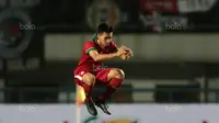 Timnas Indonesia U-19, Muhammad Iqbal saat uji coba melawan Espanyol B pada laga persahabatan di Stadion GBLA, Bandung, (15/7/2017). Timnas U-19 kalah 2-4. (Bola.com/Nicklas Hanoatubun)
