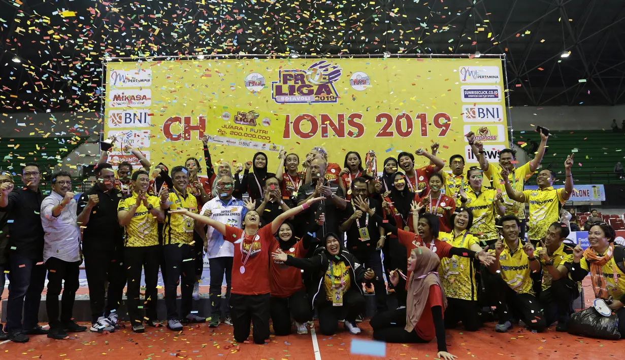 Para pevoli, pelatih dan staff PGN Popsivo merayakan gelar juara setelah mengalahkan Jakarta Pertamina Energi pada final Proliga 2019 di GOR Among Rogo, Yogyakarta, Sabtu (23/2). Popsivo menang 3-2 atas Pertamina. (Bola.com/Yoppy Renato)