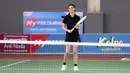 Aktris sekaligus model, Gege Elisa Joy Callista saat tampil pada pertandingan tenis nomor ganda campuran Turnamen Olahraga Selebriti Indonesia (TOSI) yang digelar di GOR UNJ, Jakarta, Sabtu (15/07/2023). Gege yang berpasangan dengan Ibnu Jamil berhasil mengalahkan pasangan Nagita Slavina dan Jeje Govinda dua set langsung (7-5, 7(7)-6(2)). (Bola.com/Abdul Aziz)