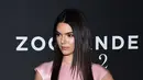 Meskipun begitu, Kendall Jenner tak dihujat netizen dengan aksi pamer payudaranya yang sering terjadi. Bahkan, dirinya selalu mendapatkan pujian dari netizen. (AFP/Bintang.com)