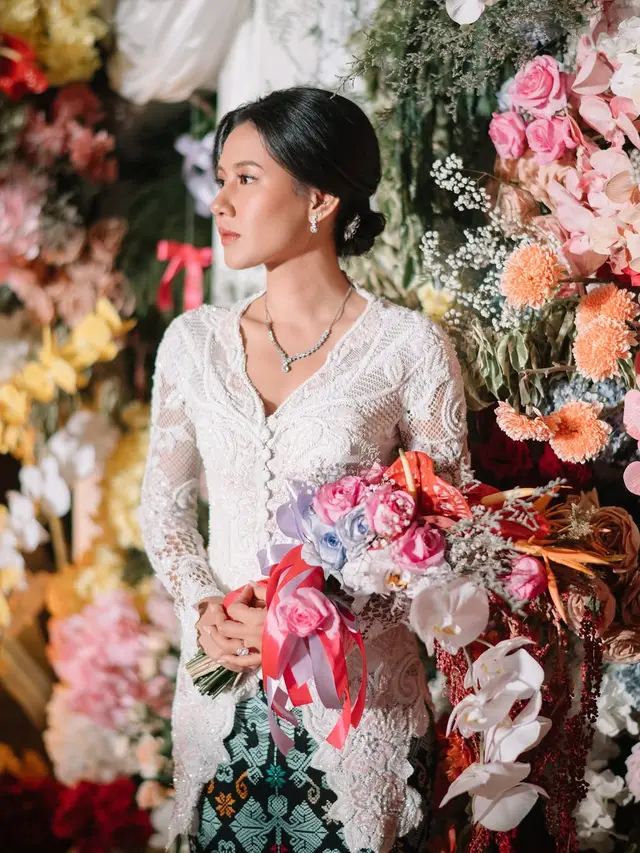 Baru Terungkap! Potret Serasi Angga Yunanda dan Shenina Cinnamon Lamaran dengan Busana Simple Bernuansa Hijau Mint